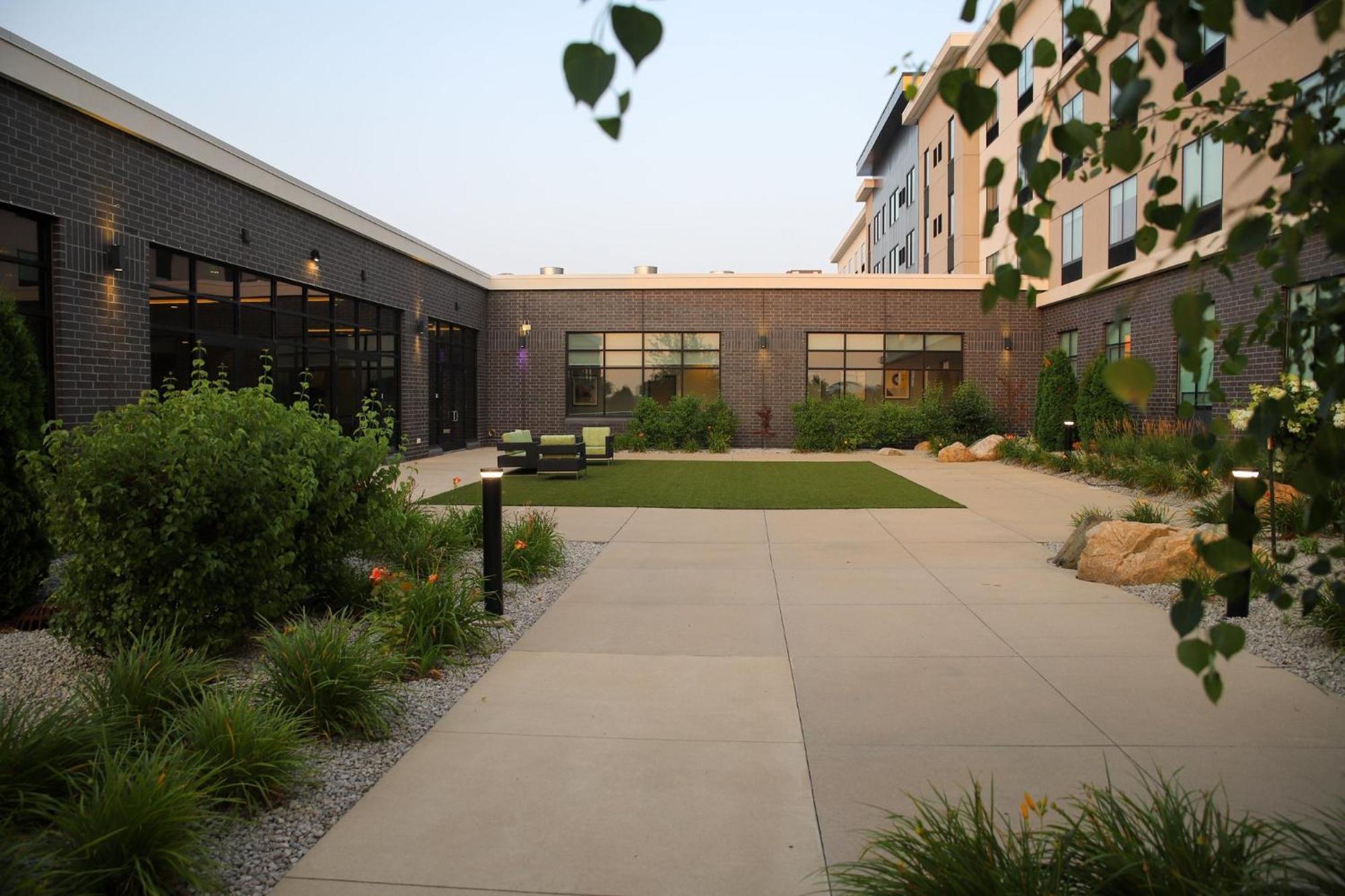 Holiday Inn & Suites Cedar Falls-Waterloo Event Ctr By Ihg Extérieur photo